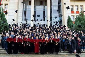 68 отличници се дипломираха в УХТ-Пловдив (Снимки)