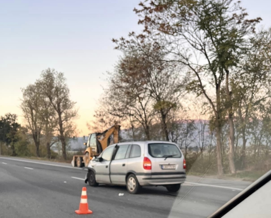 Кола се заби в багер на Околовръстното в София, движението е затруднено (Снимки)