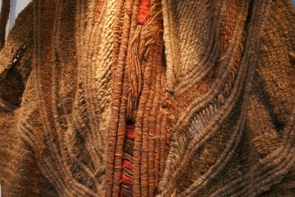 Два от прочутите гоблени на Марин Върбанов. Той нарушава традицията на гоблена тип килим и го превръща в тесктилна скулптура.
