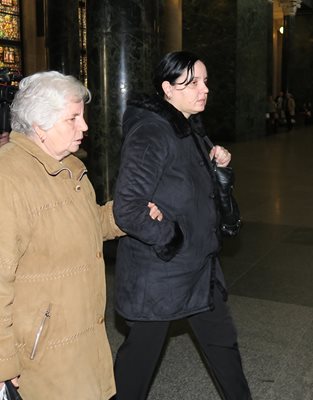 Подсъдимата акушерка Емилия Ковачева (вдясно) заедно с майка си