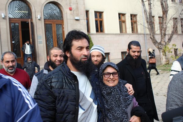 Ахмед Муса Ахмед прегръща майка си Живка, след като е освободен от следствения арест, където е задържан в продължение на 3 г.