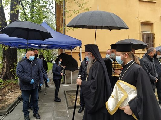 Георги Гергов, дарителят на лабораторията посреща дядо Николай.