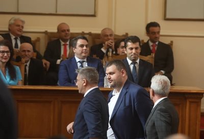 Лидерът на ДПС и депутатът Делян Пеевски минават пред погледите на премиера Кирил Петков и министрите, след като вотът на недоверие мина в пленарната зала.
СНИМКА: НИКОЛАЙ ЛИТОВ

