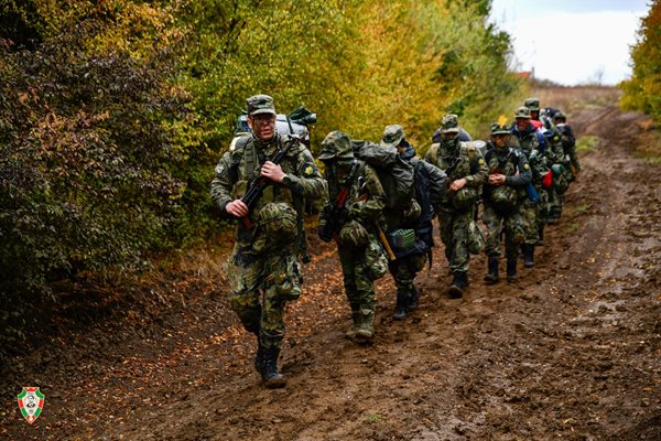 Близо 100 кадети от военния университет "Васил Левски" се учат да оцеляват в дивата природа Снимка: Фейсбук/ Министерство на отбраната