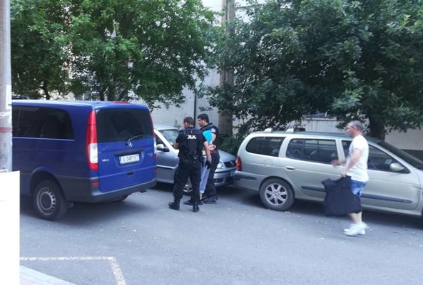 Полицаи извеждат бащата-похитител. Снимка:Елена Фотева