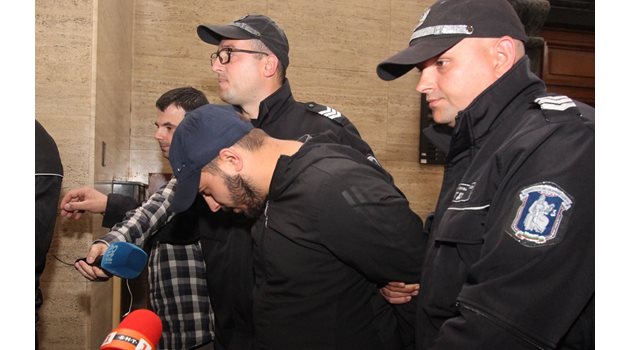Пол Боевски  скри лицето си  от медиите.  СНИМКА:  НИКОЛАЙ ЛИТОВ