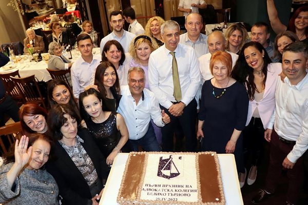 Търновските адвокати празнуват

Снимки: Валери Ставрев