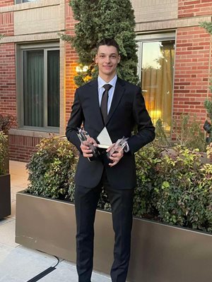 Алекс Николов позира с наградите за играч и новак на сезона в колежанското първенство. Снимка: фейсбук