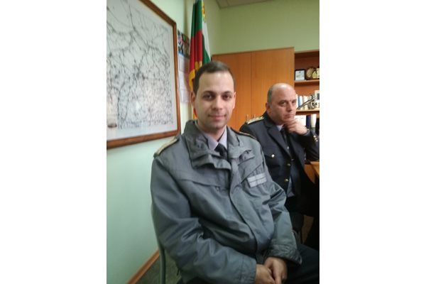 Александър Ветов, който спаси 97 в пламналия влак, до него е шефът на плевенската пожарна комисар Станислав Атанасов, който обяви награда за пожарникаря.