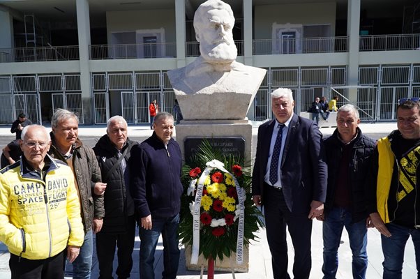 Монтираха паметника на Христо Ботев на Колежа в Пловдив (Снимки)