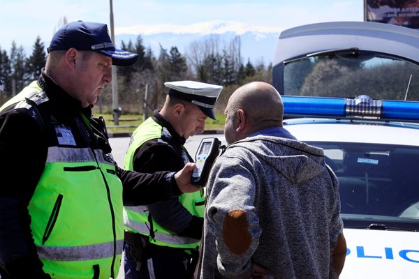 Пътна полиция проверява с дрегер шофьор