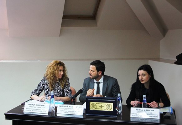 Зам.-министърът на регионалното развитие Деница Николова и областният управител на София-град Николай Пехливанов обсъждат новото райониране.