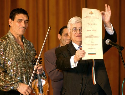 Министърът на културата Божидар Абрашев награждава цигуларя за принос в развитието на културата през 2005 г.