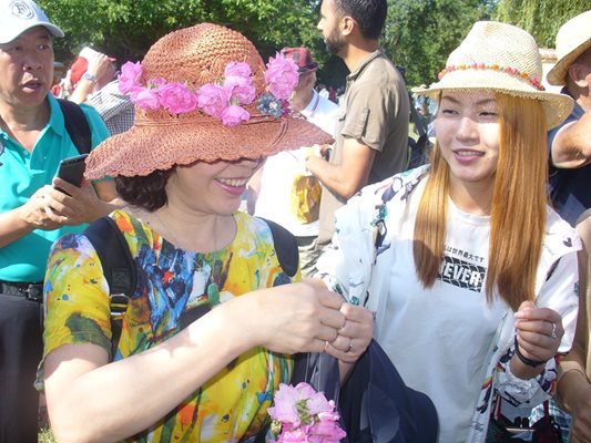 От година насам тенденцията е туристите от Китай да са повече от японските туристи на казанлъшкия Празник на розата.