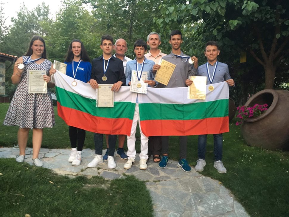 Отборът на България позира с медалите след Балканиадата в Кипър.