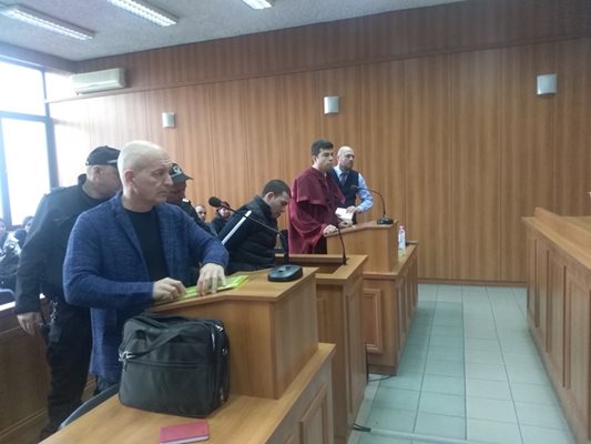 Андон Огнянов с адвоката си в съдебната зала