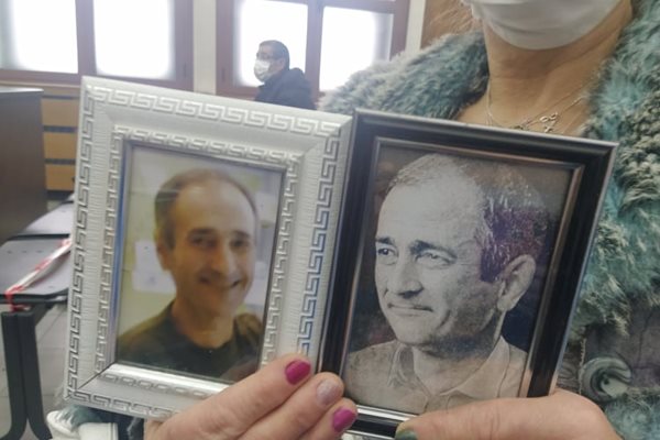 Ивелина Илиева носеше в съдебната зала снимки на починалия си приятел