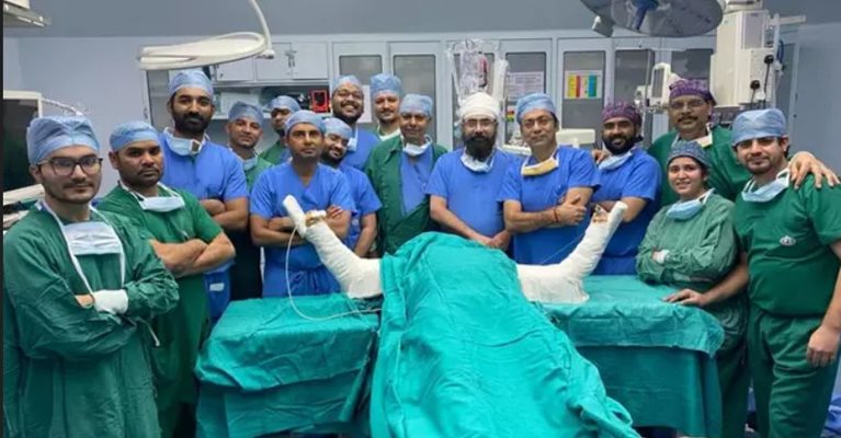 Екипът индийски хирурзи след успешната операция. Снимката е направена от самата болница.