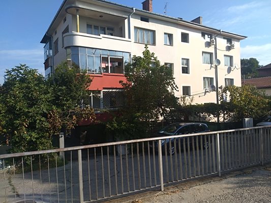 От втория етаж на тази кооперация в Пловдив падна Дария на 6 септември
