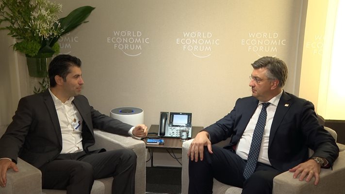 Премиерът Петков разговаря с колегата си от Хърватия Андрей Пленкович. Снимки правителствена пресслужба