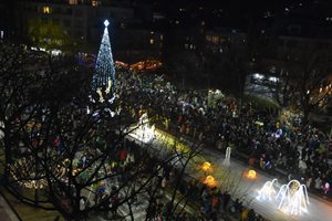 Запалиха Коледните светлини в Благоевград с атрактивна шоу програма
