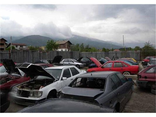 Полицаи откриха пет крадени коли в пункт в Златица.
СНИМКА: МВР
