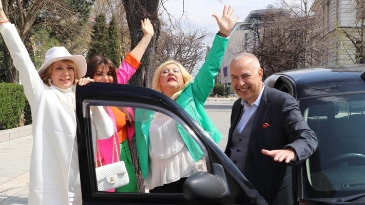 Бойко Василев стана шофьор на такси. Вижте кои известни повози