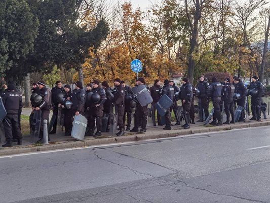 Български и унгарски футболни фенове протестират, блокираха "Орлов мост"
СНИМКА: Йордан Симеонов