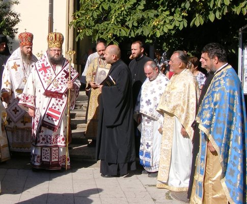 Дядо Григорий (вторият от ляво на дясно) със свещеници от Врачанската епархия