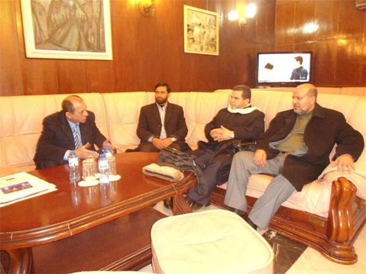 Делегацията от "Хамас", водена от Исмаил ал Ашкар (вдясно), с шефа на Центъра за близкоизточни изследвания Мохд Абуаси (вляво).