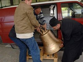Сънародници помагат на поп Йоан да разтоварят камбаната на сръбската митница. 
СНИМКА: ПИЕР ПЕТРОВ