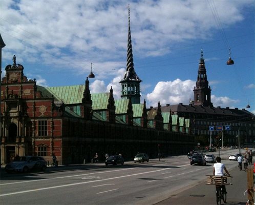 Сградата, в която се намира борсата на Копенхаген, е построена през XVII в. в ренесансов стил.
СНИМКИ: АВТОРЪТ