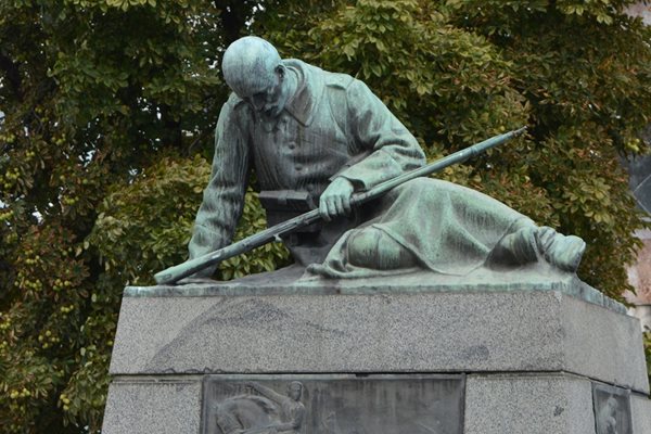 Паметникът на Скърбящия воин във Видин е изработен във френска фабрика.