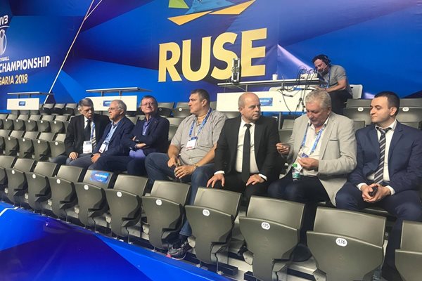 Шефът на европейския волейбол посети Русе. СНИМКИ: Авторът