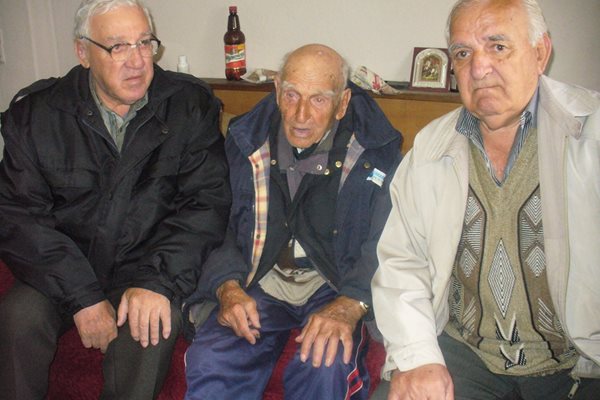 Дядо Стойчо /в средата/ със синовете си Митко /вляво/ и Иван. Най-малкият - Георги, живее в София.