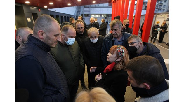 Роднини на пътувалите в автобуса се трупат пред “Пирогов”, за да получат информация. 