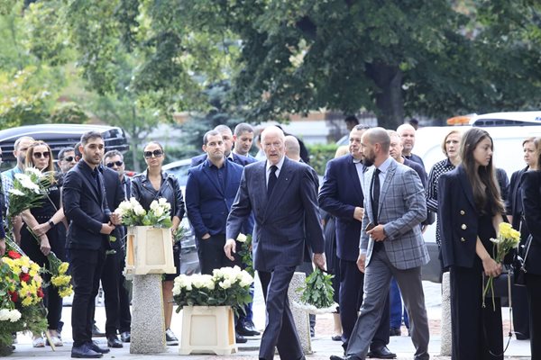 Цар Симеон II бе след първите, които влязоха в храма. Снимки ВЕЛИСЛАВ НИКОЛОВ