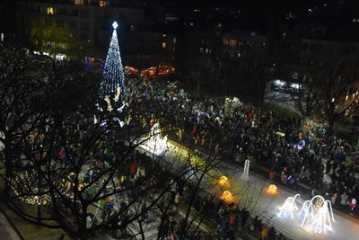 Запалиха Коледните светлини в Благоевград с атрактивна шоу програма.