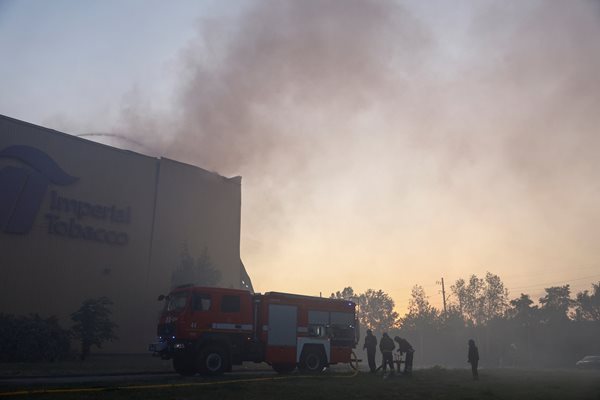 Пожарникари гасят пожар в тютюнева фабрика след снощната руска атака с дронове