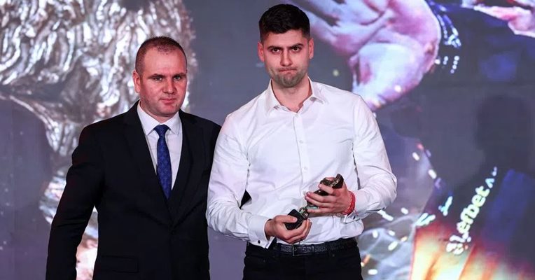Валери Хубчев получи от името на баща си Петър наградата на името на Трифон Иванов от председателят на Асоциацията на спортните журналисти Найден Тодоров
