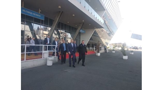 Президентът Радев пристига на Морска гара. До него е вицепремиерът и министър на отбраната Красимир Каракачанов.