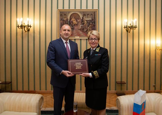 Новата руска посланичка Елеонора Митрофанова връчи акредитивните си писма в униформа на президента Румен Радев. 