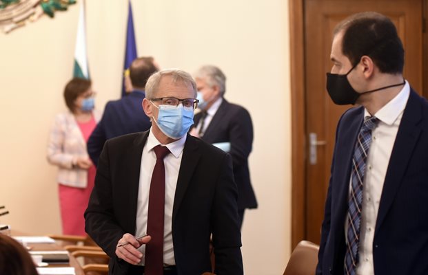 Министърът на образованието Николай Денков разговаря с главния секретар на МС Красимир Божанов преди началото на заседанието на правителството.