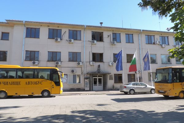Административната сграда на община Калояново.