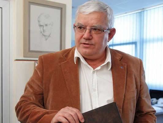 Синът му Ваньо Митев преди години става ректор на Медицинския университет в София