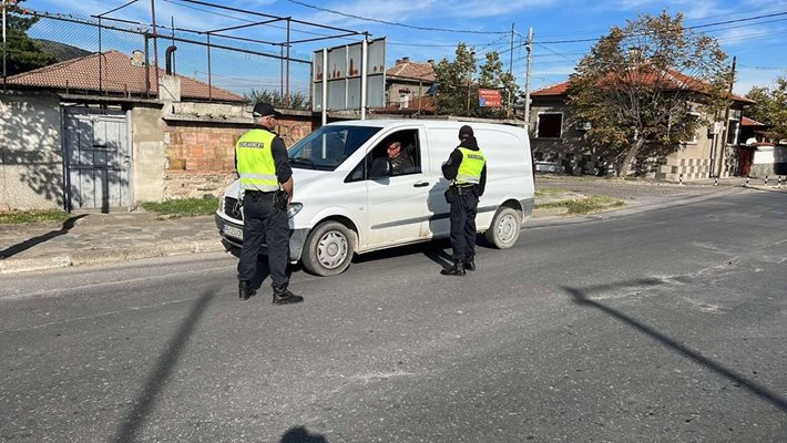 Униформени спират наред и проверяват в Стамболийски.