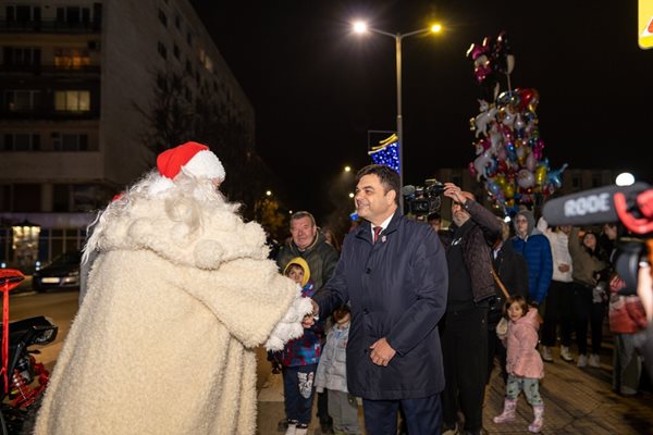 Дядо Коледа бе посрещнат от кмета на Димитровград Иво Димов