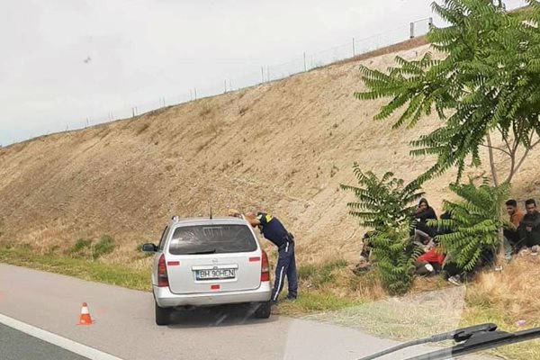 Група нелегални мигранти край магистралата в района на Ямбол. Снимка: фейсбук/Магистрала Тракия