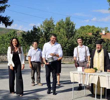 Отец Рашко направи водосвет за здраве и успех на начинанието.