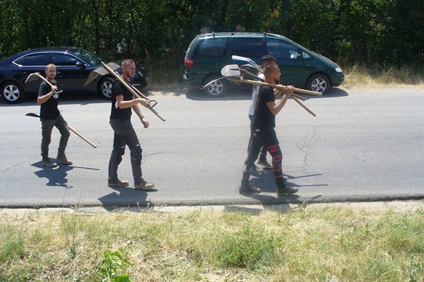 200 доброволци се включиха в гасенето.